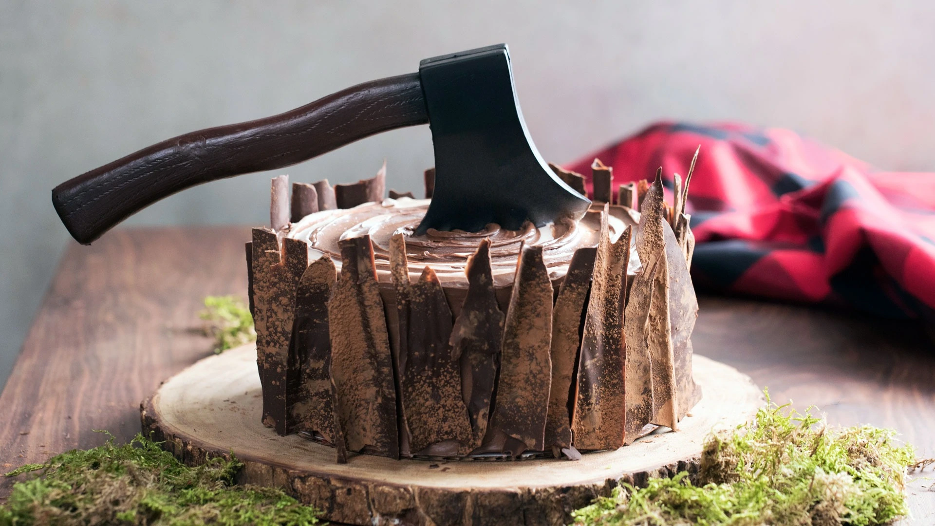 hache dans un gateau