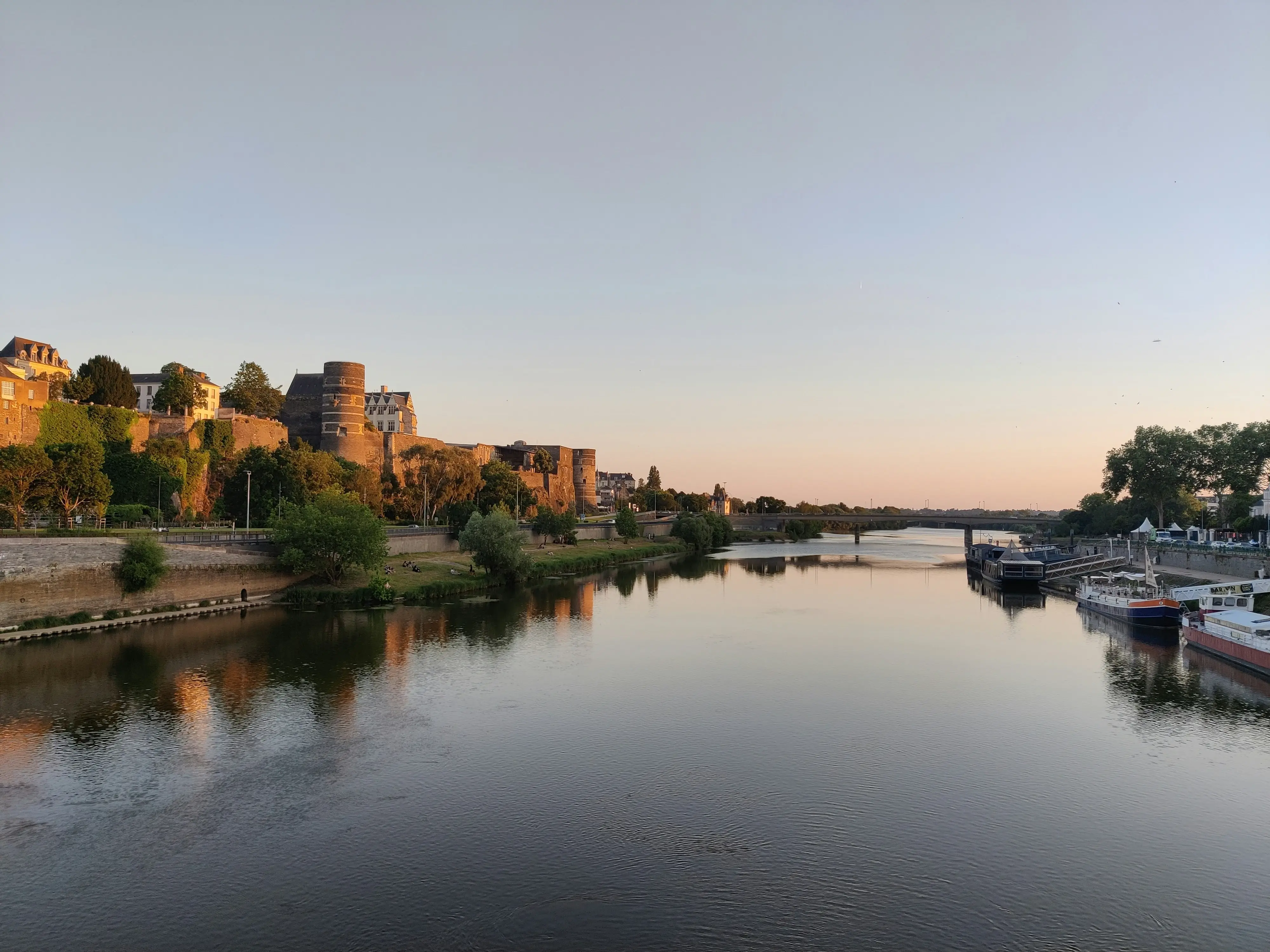 Vue panoramique sur le Château d'Angers et les bords de la Maine un week-end ensoleillé