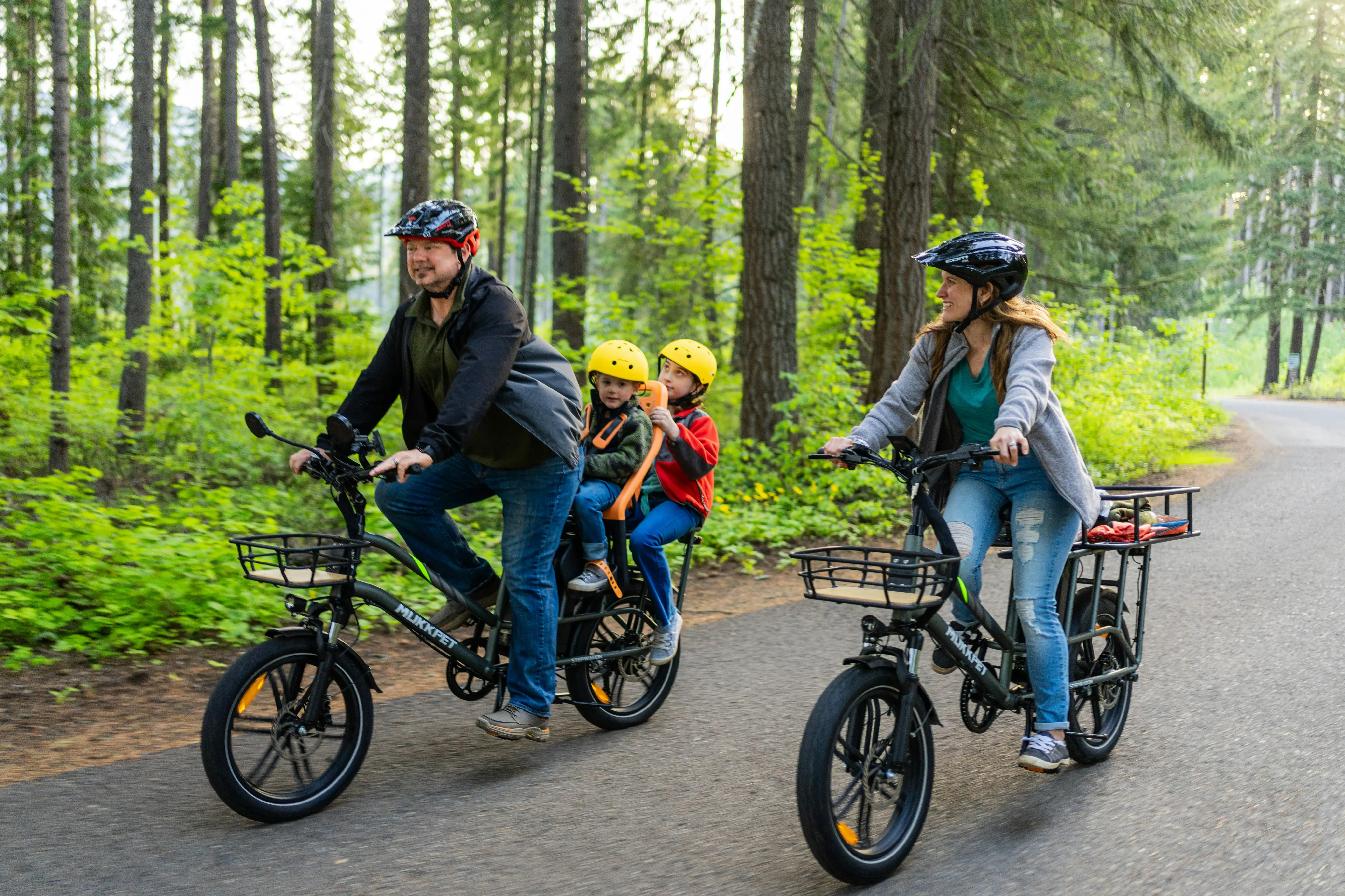 Famille s'amusant ensemble lors d'une activité de lancer de hache aux Frères Jacks à Angers, enfants et parents participant aux mini-jeux interactifs