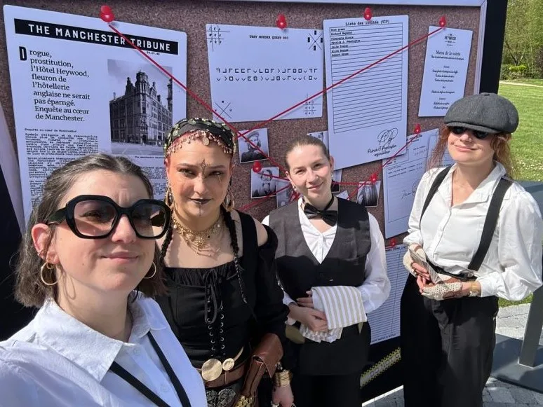 Quatre comédiens en costume devant le tableau d’enquête d’une murder party, pour un team building à Bordeaux