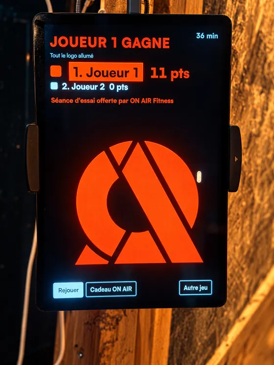 La tablette annonce Joueur 1 gagne, tout le logo ON AIR allumé, et le bouton Cadeau ON AIR